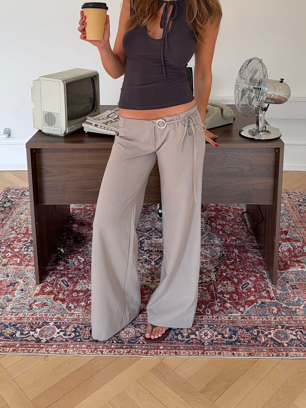 Vinna suit trousers with metal ring detail – Beige