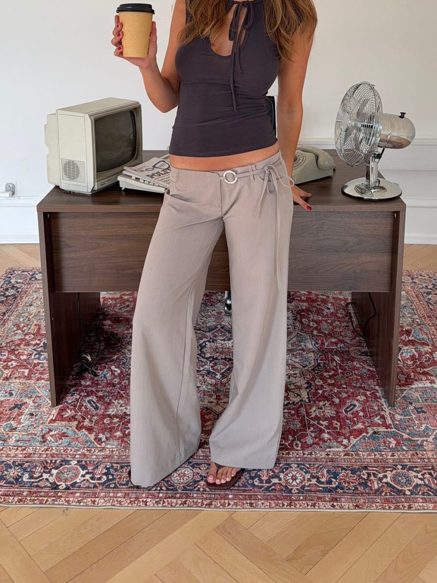 Vinna suit trousers with metal ring detail – Beige