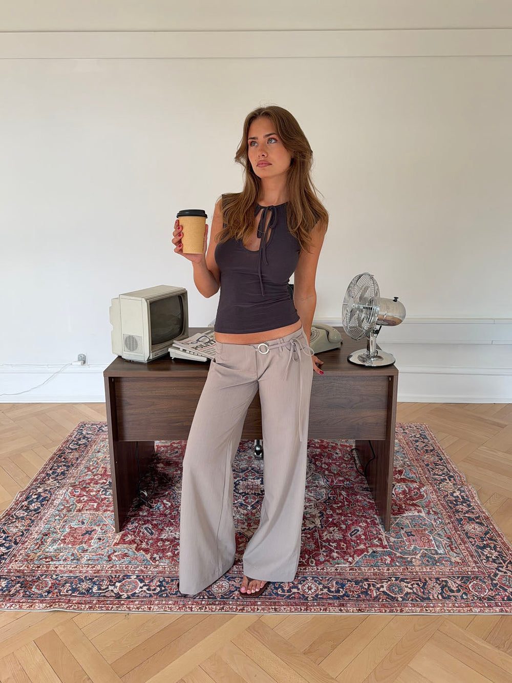 Vinna suit trousers with metal ring detail – Beige